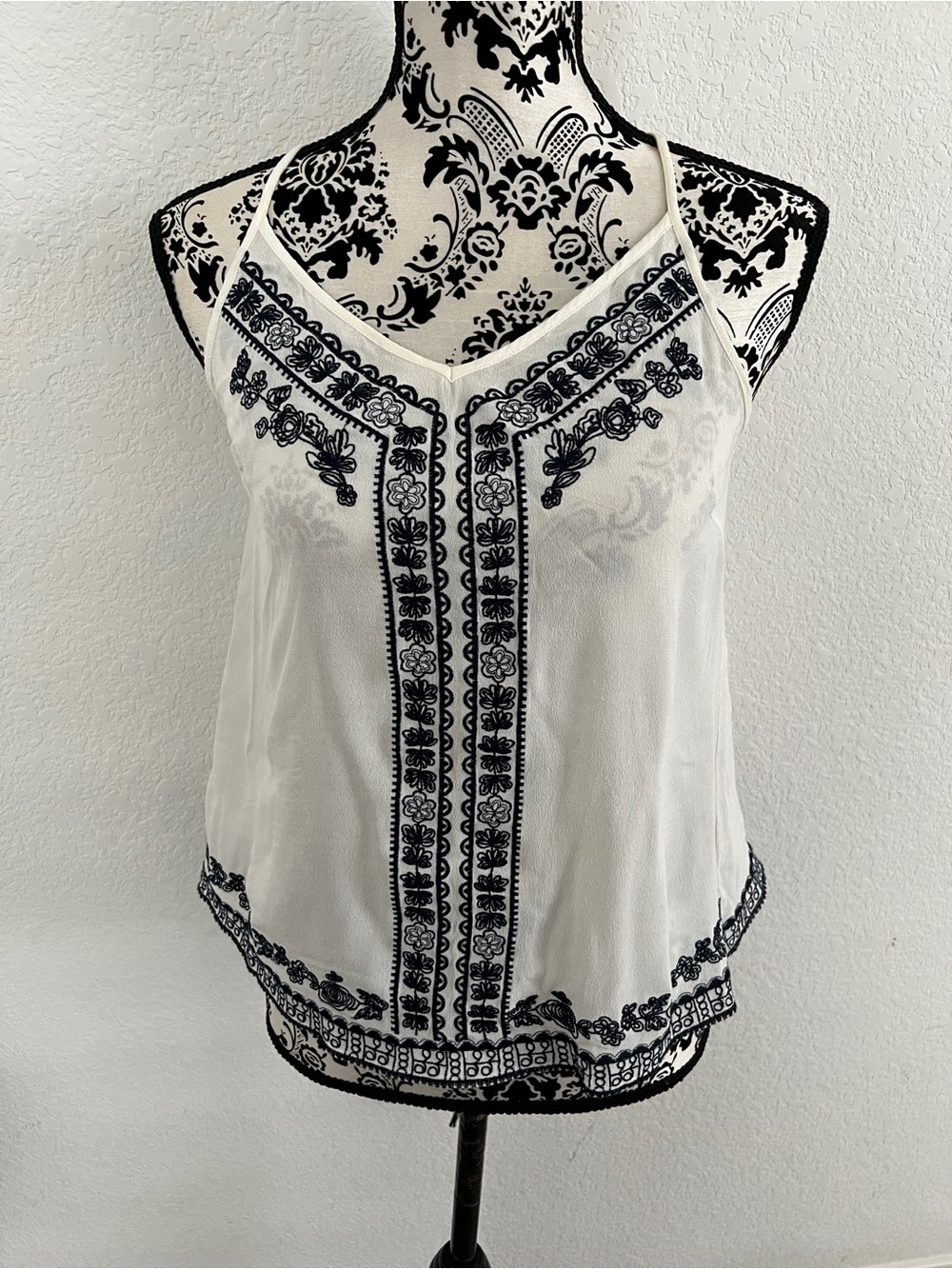Sugar + Lips Women’s Small White Navy Embroidered Floral Camisole Tank Top